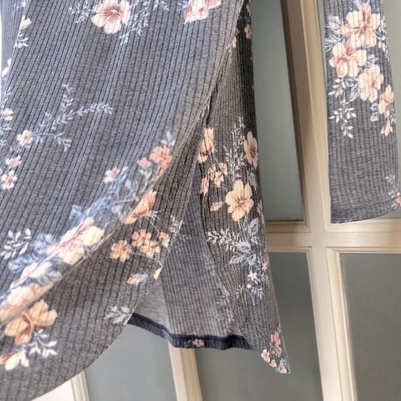 Cloud Chaser V-neck Blue Floral Long Sleeve Top, size XS - Picture 5 of 6